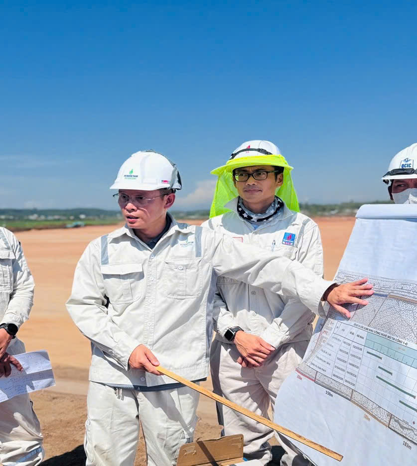 Không khí làm việc sôi nổi, khẩn trương của cán bộ công nhân viên PETROCONS tại Dự án san lấp mặt bằng Dự án nâng cấp, mở rộng Nhà máy Lọc dầu Dung Quất